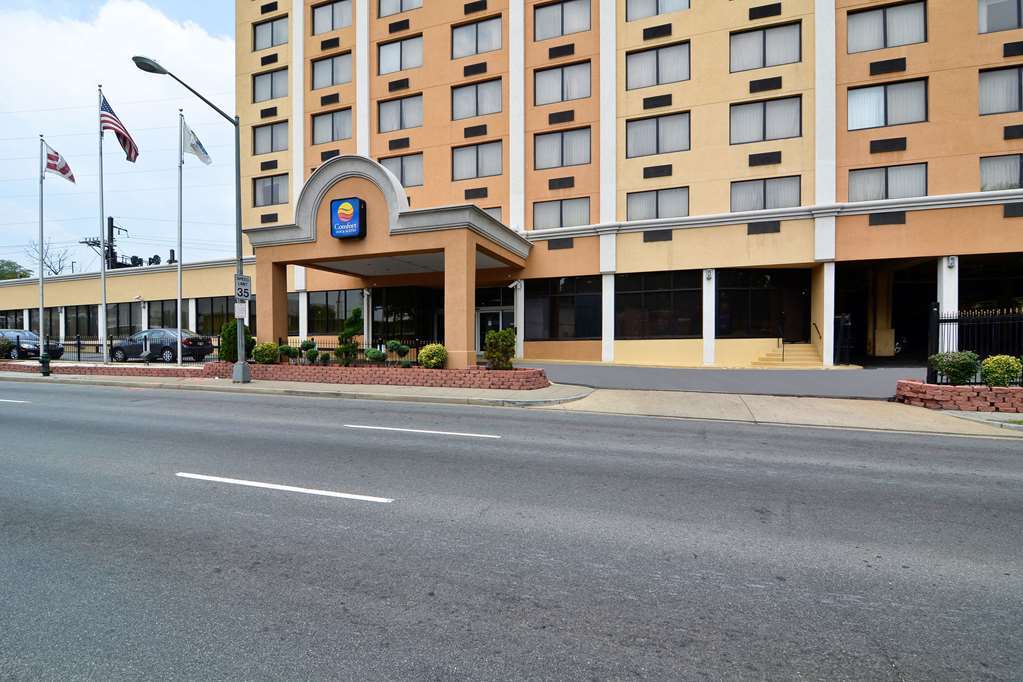 La Quinta Inn & Suites By La Quinta Inn & Suites By Wyndham Washington Dc Noma Exterior photo